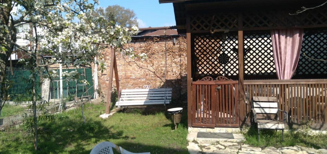 Apartment On Dzhonua Street Sukhumi Exterior photo