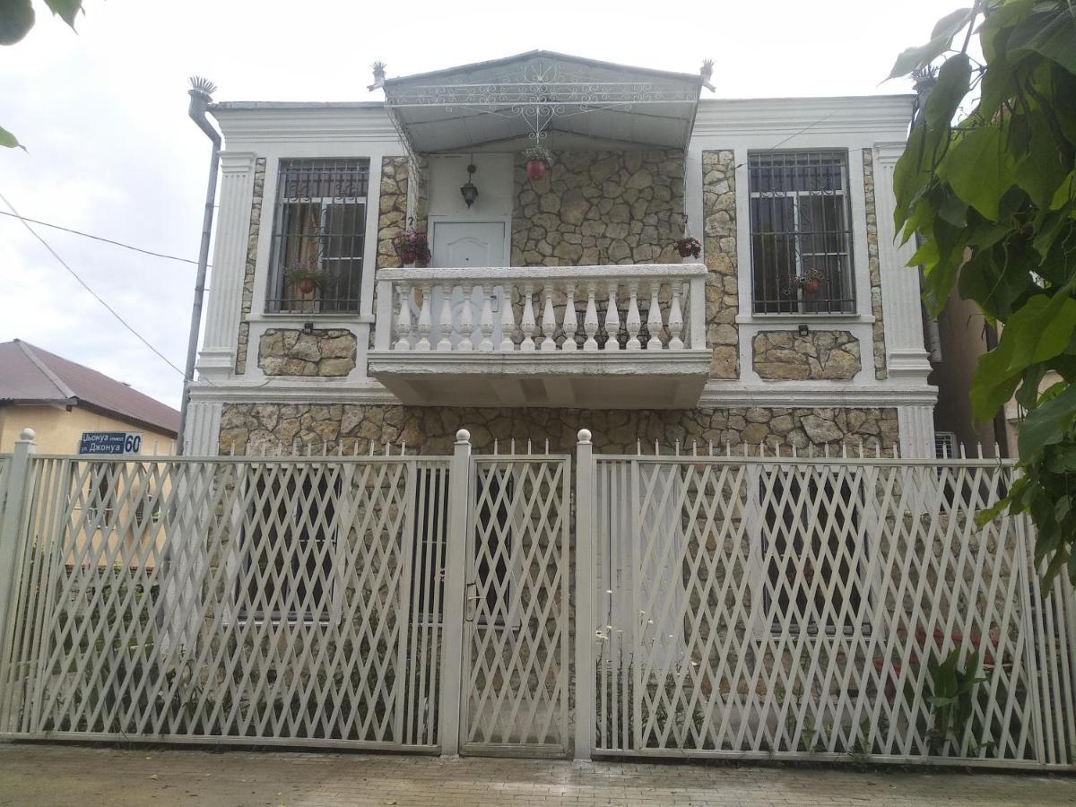 Apartment On Dzhonua Street Sukhumi Exterior photo